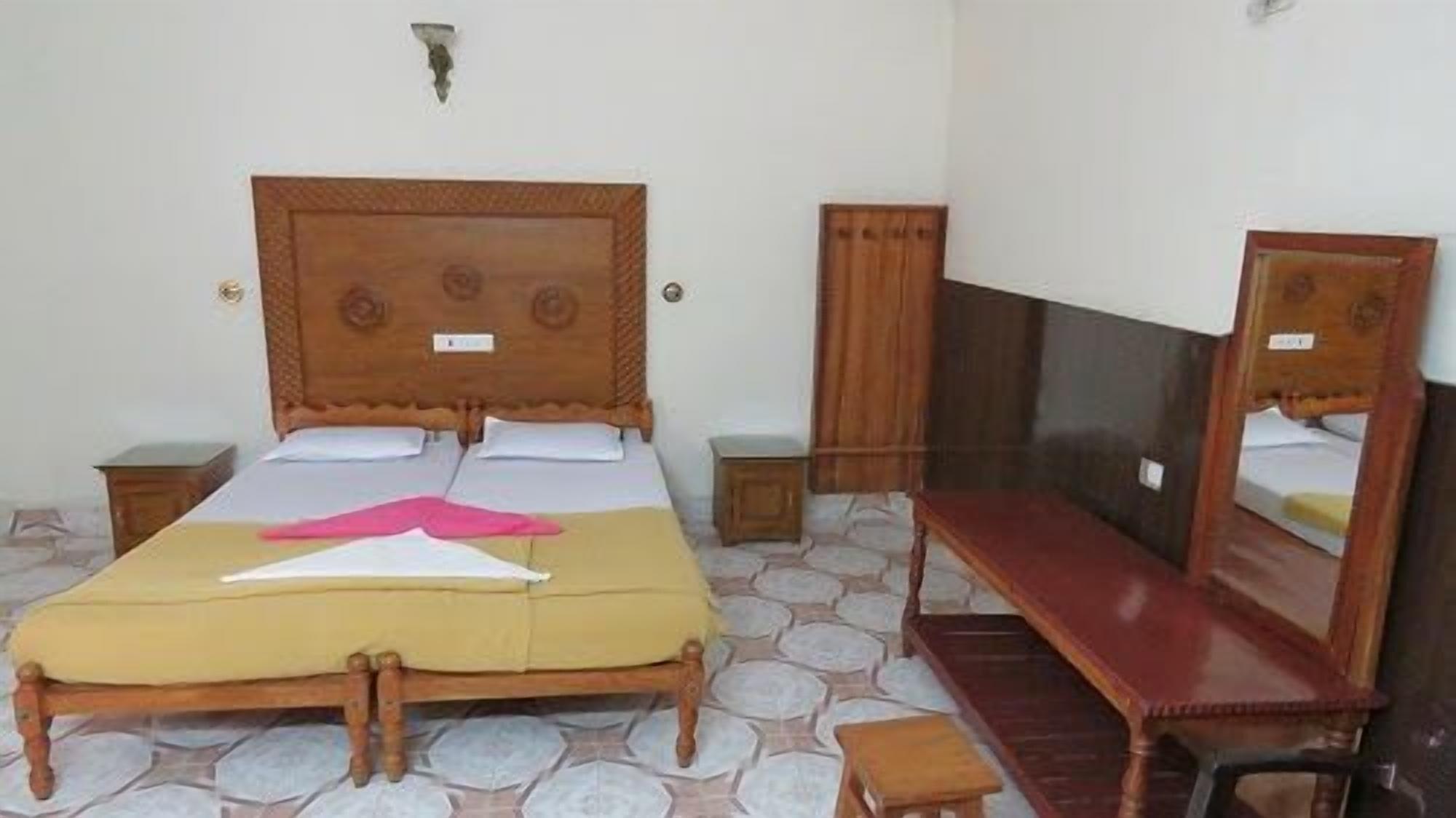 Jungle Palace Homestay Thekkady Exterior foto